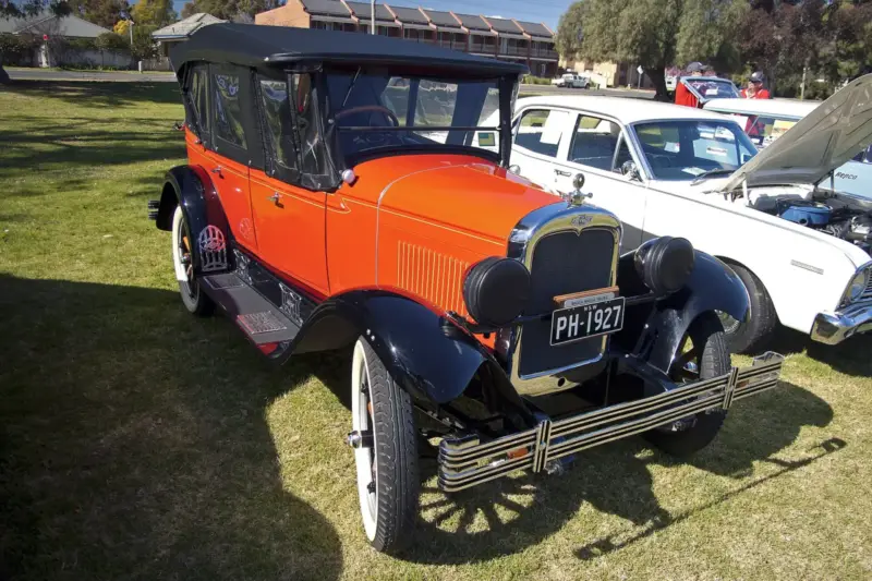Chevrolet Capitol AA descapotable de 1927 restaurado, expuesto al aire libre en una concentración de coches clásicos