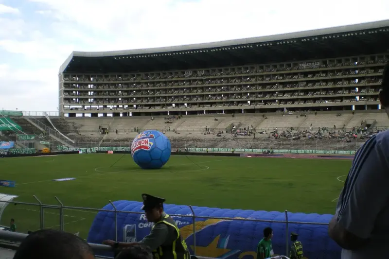 Gradas y césped del estadio del Deportivo Cali en Palmaseca con un balón hinchable gigante en el campo