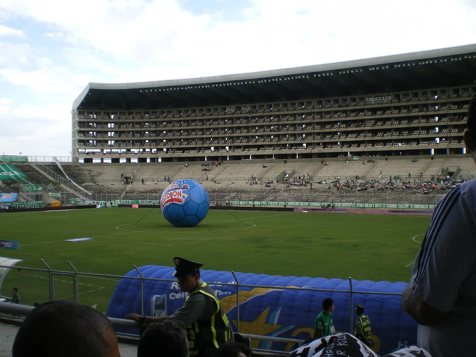 Gradas y césped del estadio del Deportivo Cali en Palmaseca con un balón hinchable gigante en el campo
