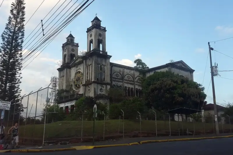 Antigua iglesia de Santiago de Puriscal, en Costa Rica, vista desde el exterior