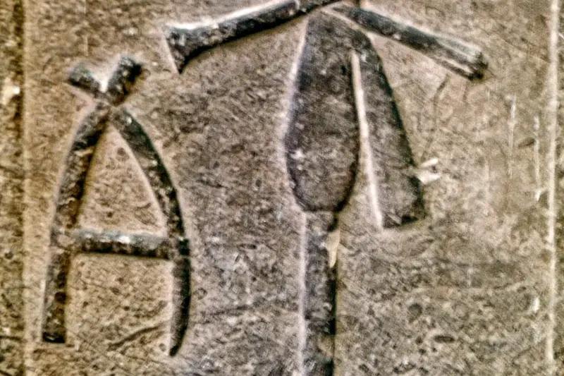 Estela de piedra con jeroglíficos del nombre de Meretneith, hallada ante su tumba en Abidos