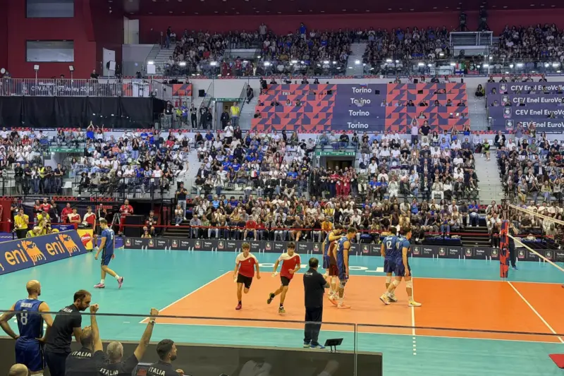 Pabellón lleno durante un partido de voleibol entre Italia y Finlandia, con los jugadores en la pista