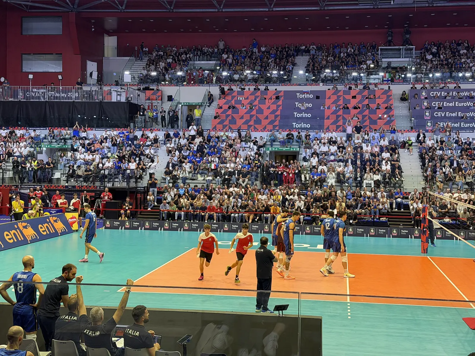 Pabellón lleno durante un partido de voleibol entre Italia y Finlandia, con los jugadores en la pista