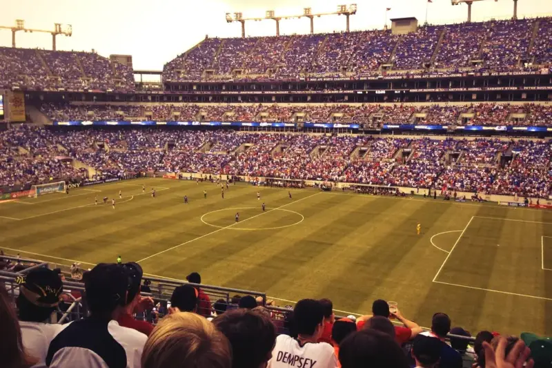 Partido de fútbol en el M&T Bank Stadium de Baltimore con las gradas llenas de público