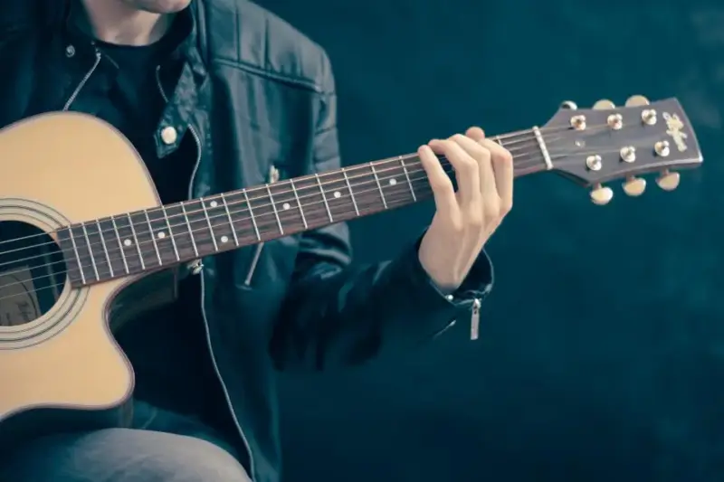 Joan Manuel Serrat en el escenario con su guitarra.