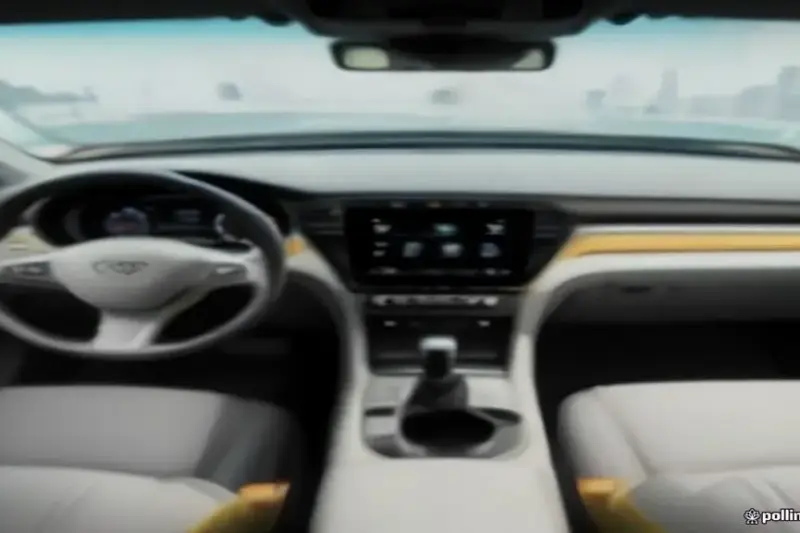 Interior de un vehículo autónomo con una pantalla digital mostrando la navegación y el tráfico urbano.