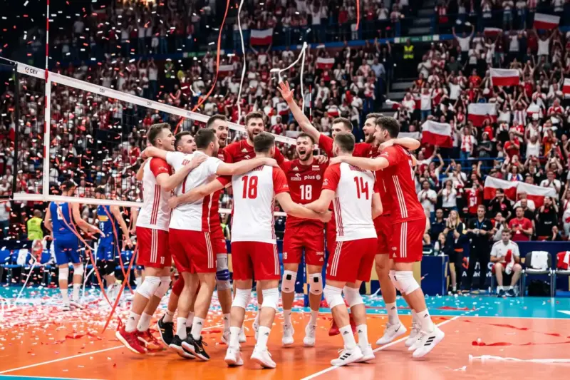 La selección de Polonia celebra en la pista su título de campeona de Europa de voleibol