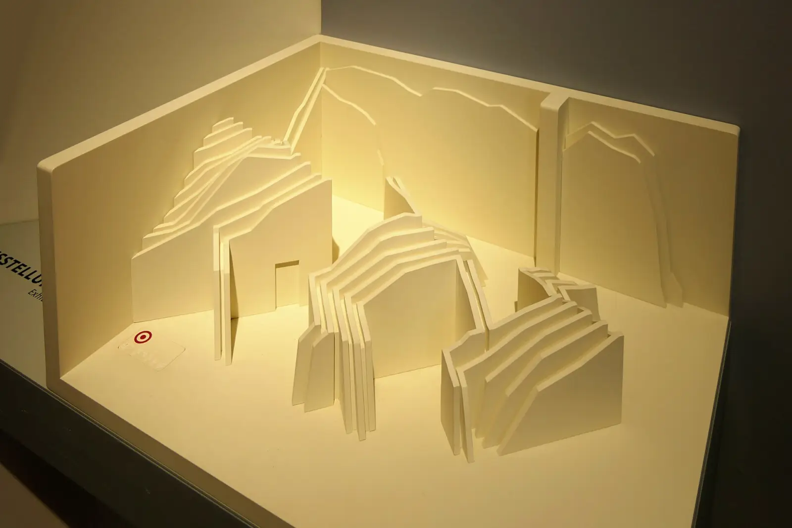Maqueta táctil blanca de una sala de museo con paneles en relieve para recorrer con las manos