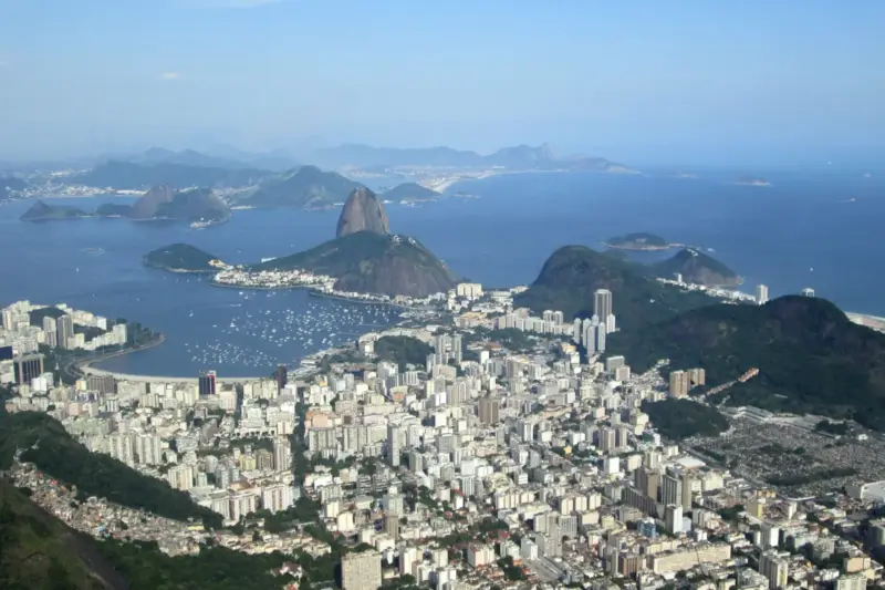 Vista aérea de Río de Janeiro con los edificios de Botafogo, la bahía y el Pan de Azúcar al fondo