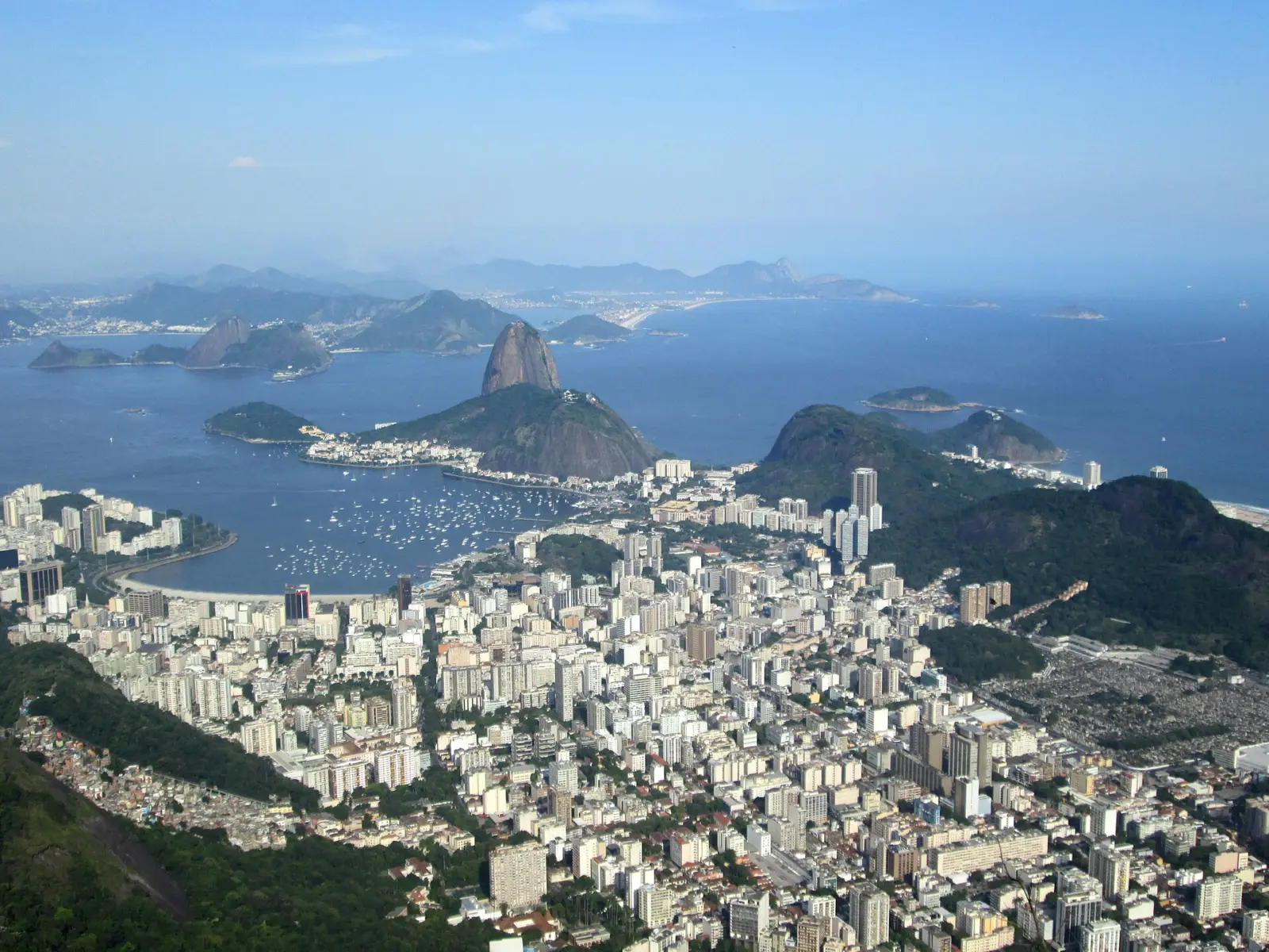 Vista aérea de Río de Janeiro con los edificios de Botafogo, la bahía y el Pan de Azúcar al fondo