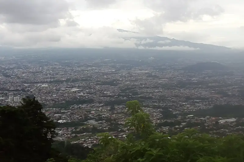 Vista panorámica de la ciudad de San José y el Valle Central de Costa Rica bajo un cielo nublado