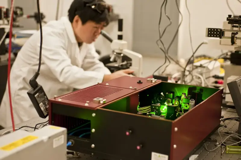 Equipo médico especializado para pruebas de visión en una consulta de oftalmología.