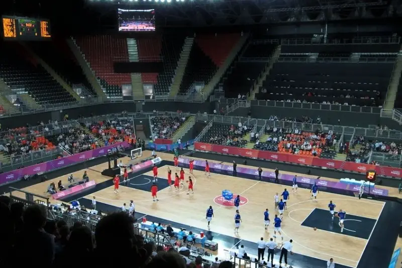 Pista de balonmano iluminada para un partido de competición europea