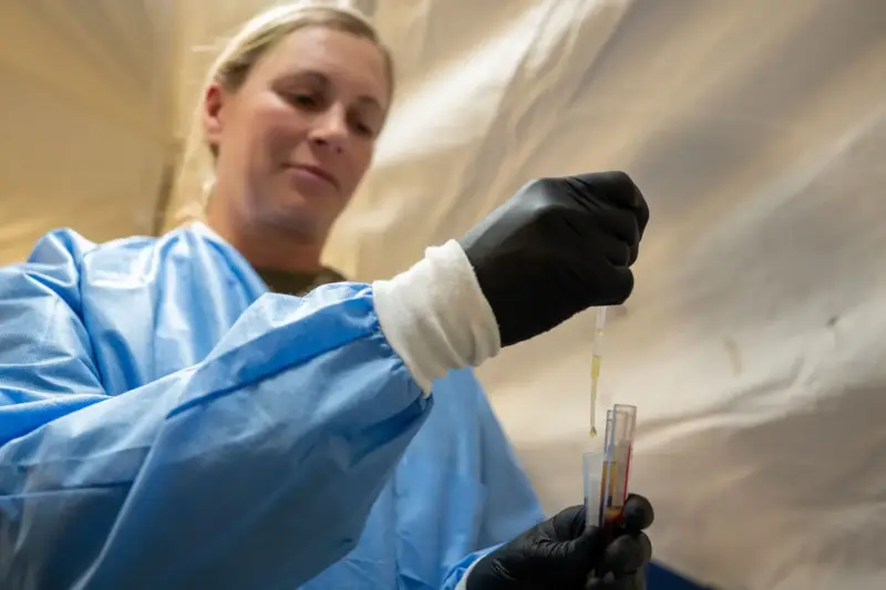 Muestra de sangre en un tubo de ensayo dentro de un laboratorio médico moderno.
