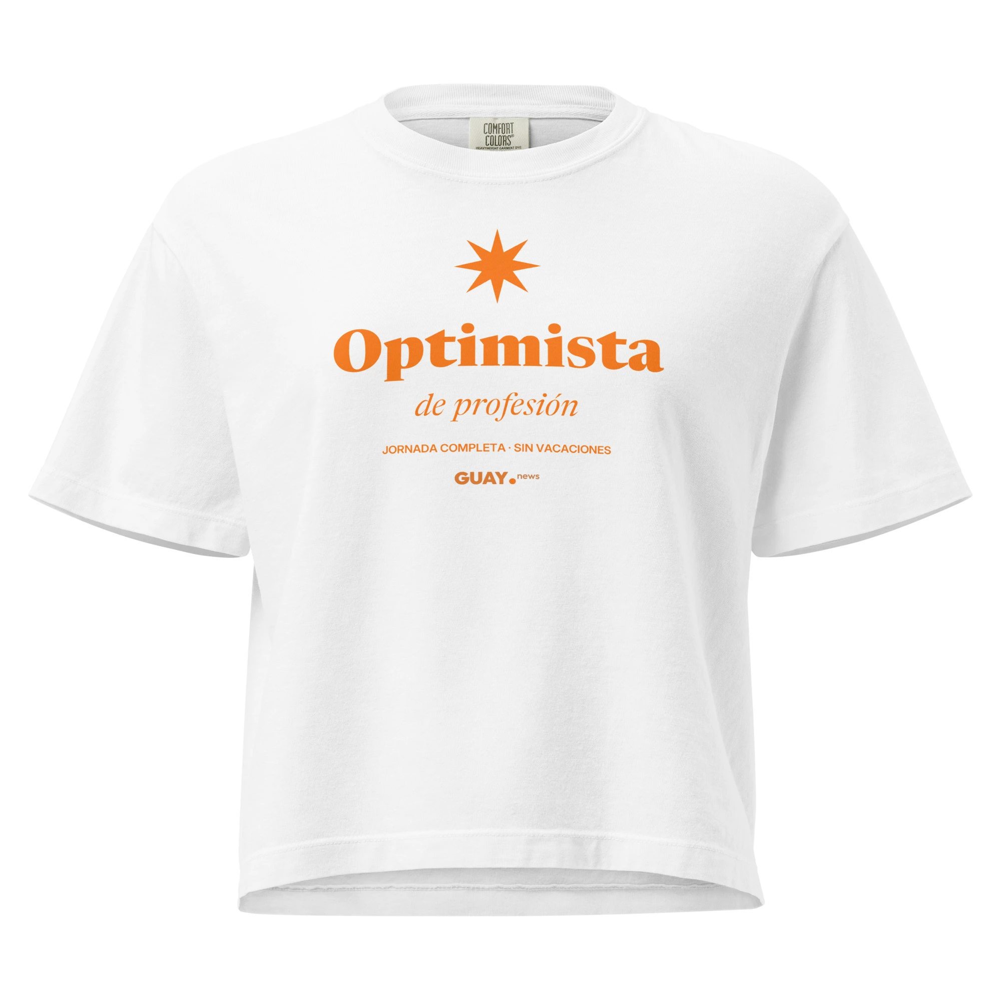 Camiseta boxy de mujer «Optimista de profesión» de GUAY.news en blanco
