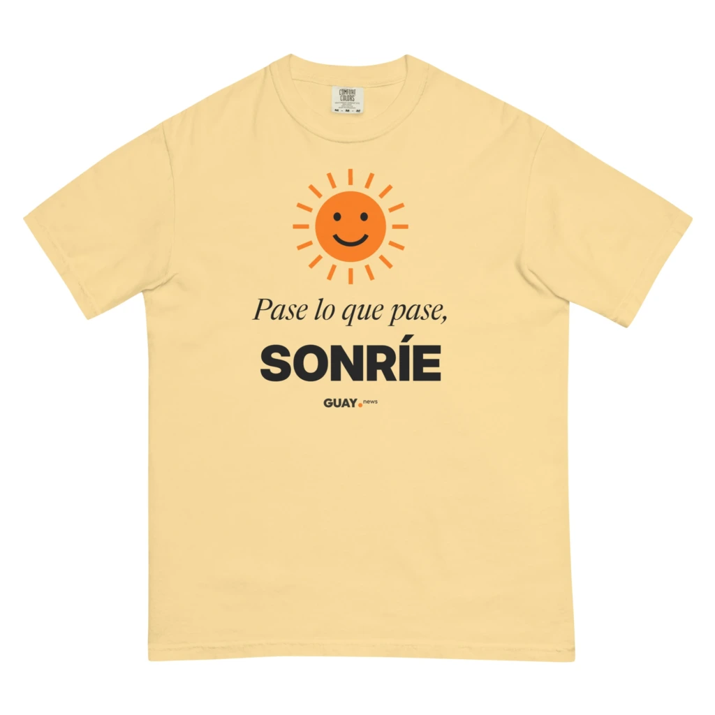 Camiseta de hombre «Pase lo que pase, sonríe» de GUAY.news en amarillo mantequilla