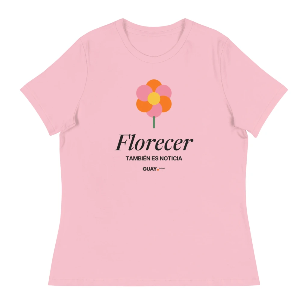 Camiseta de mujer «Florecer también es noticia» de GUAY.news en rosa