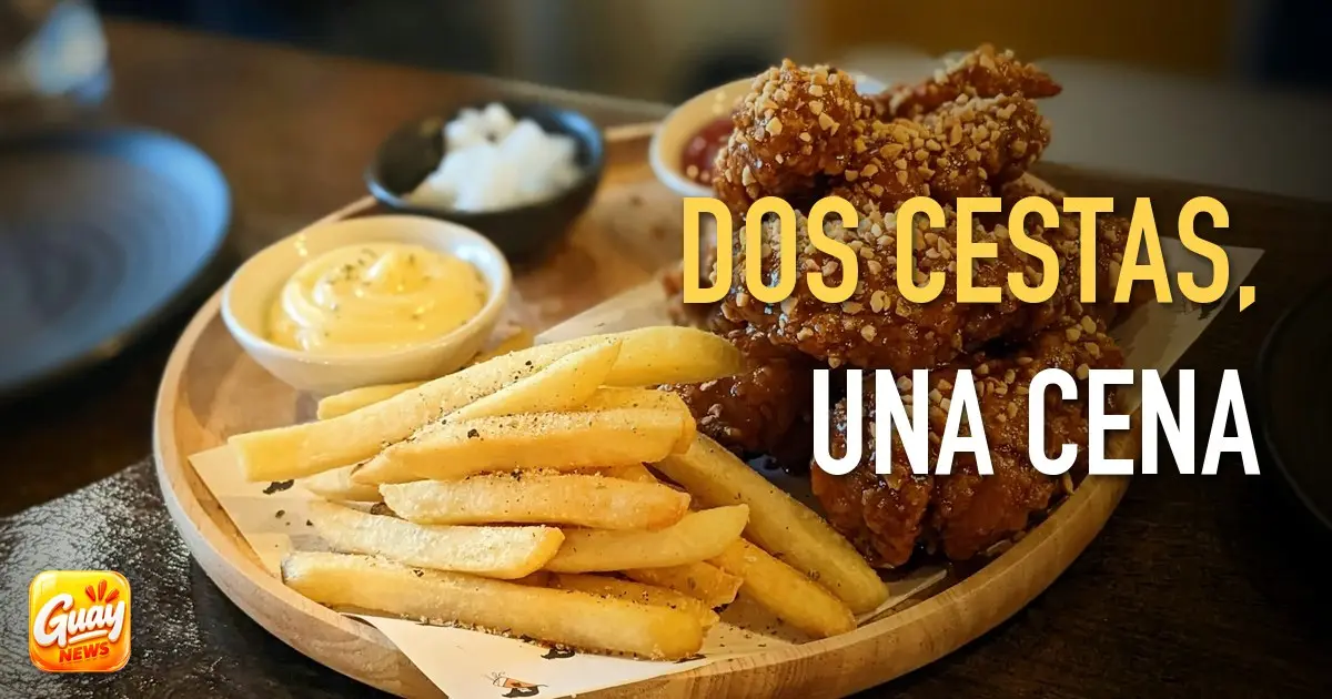 Freidora de aire de doble cesta con alitas de pollo y patatas fritas