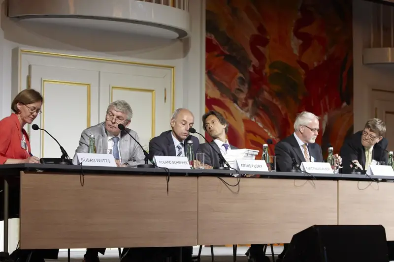 Panel de expertos debatiendo sobre un escenario ante el público en un festival de ciencia en Tenerife