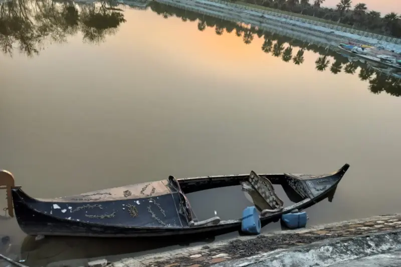 Estructura de madera sumergida en un lago