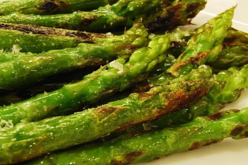El secreto para cocinar espárragos trigueros a la plancha perfectos y siempre en su punto