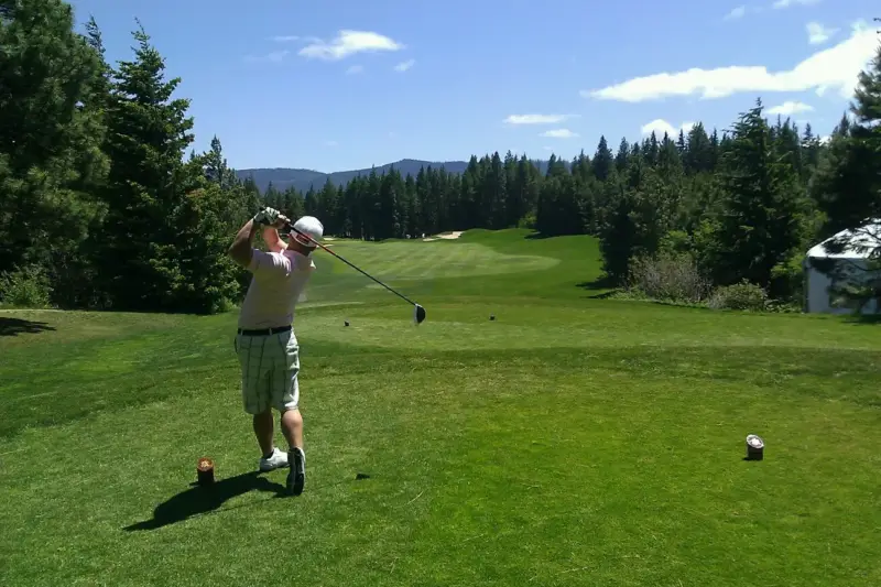 Golfista en acción en un campo de golf