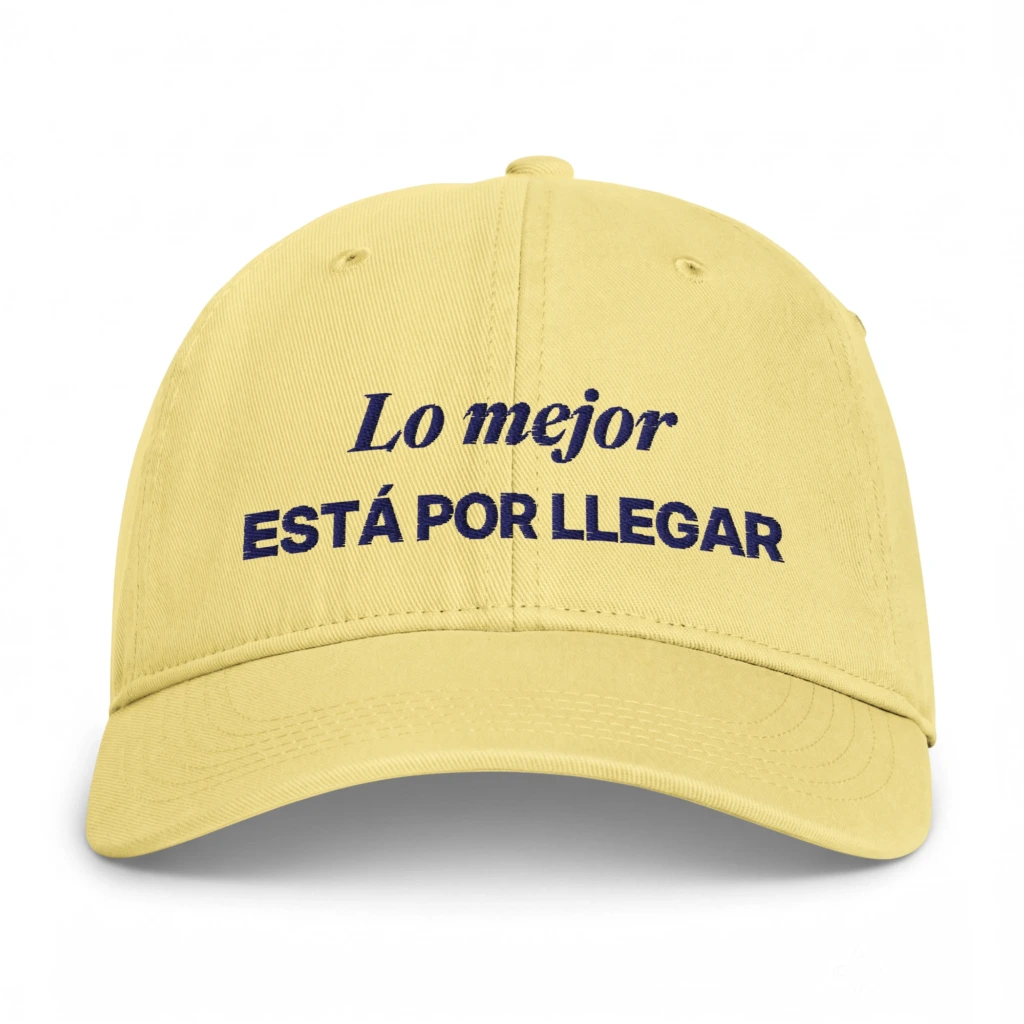 Gorra lavada bordada «Lo mejor está por llegar» de GUAY.news en color amarillo mantequilla