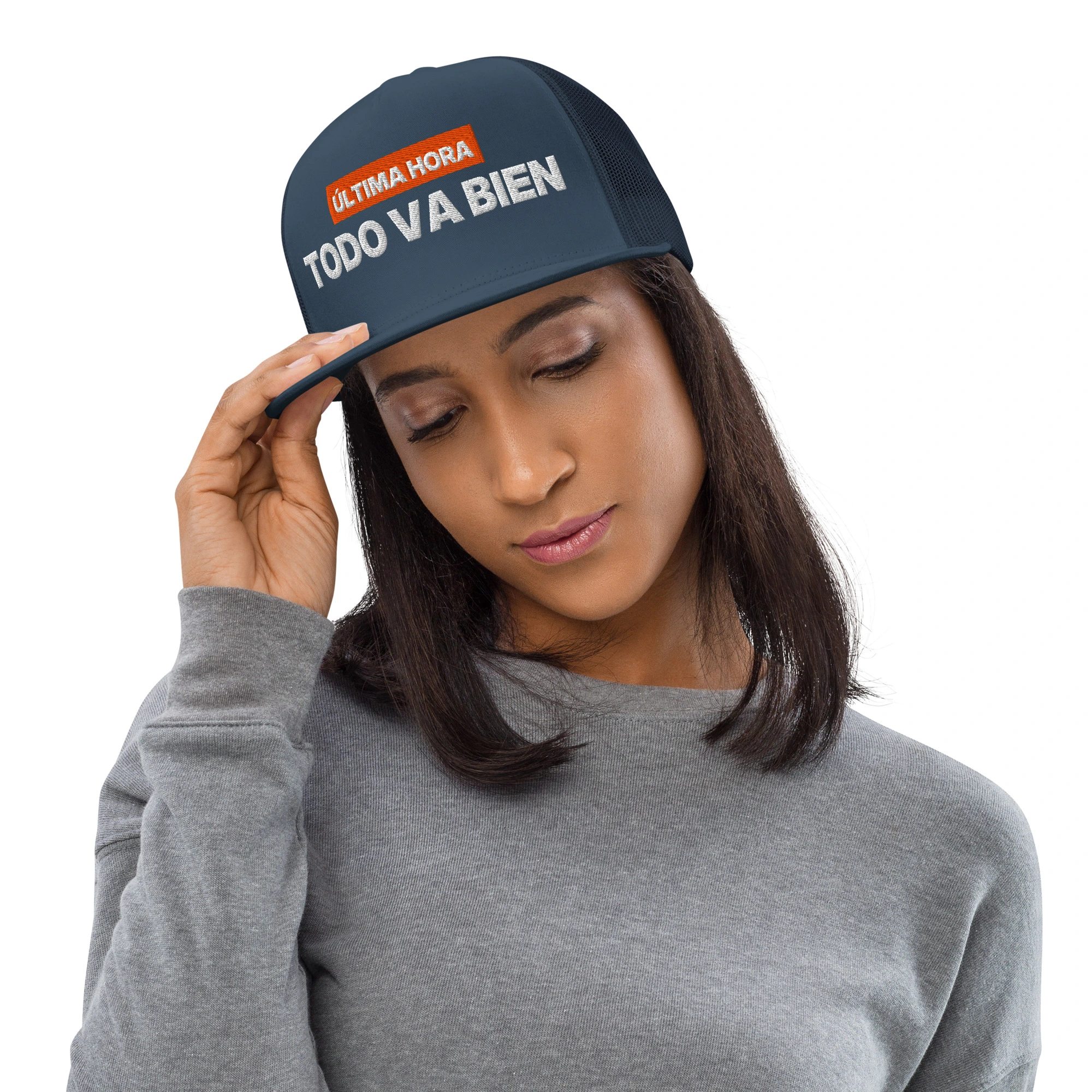 Gorra trucker bordada «Última hora: todo va bien» de GUAY.news en color azul marino
