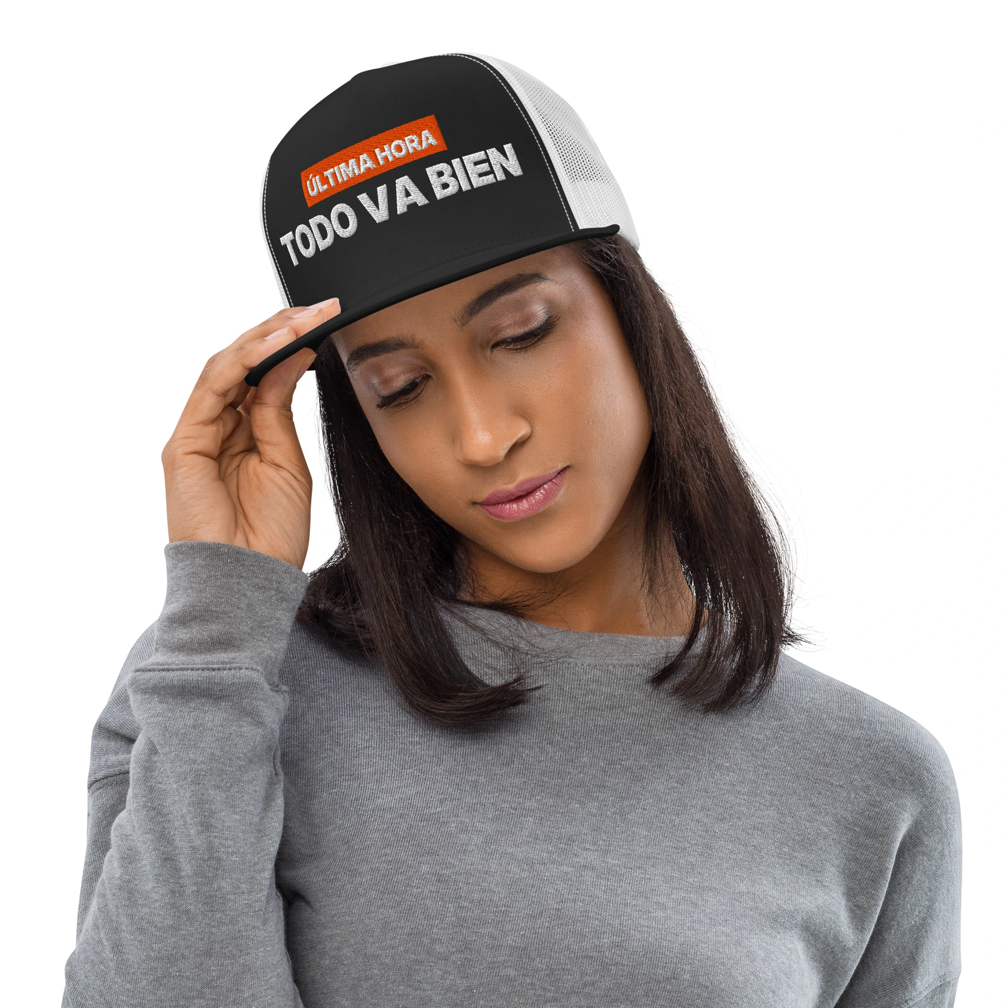 Gorra trucker bordada «Última hora: todo va bien» de GUAY.news en color negro y blanco