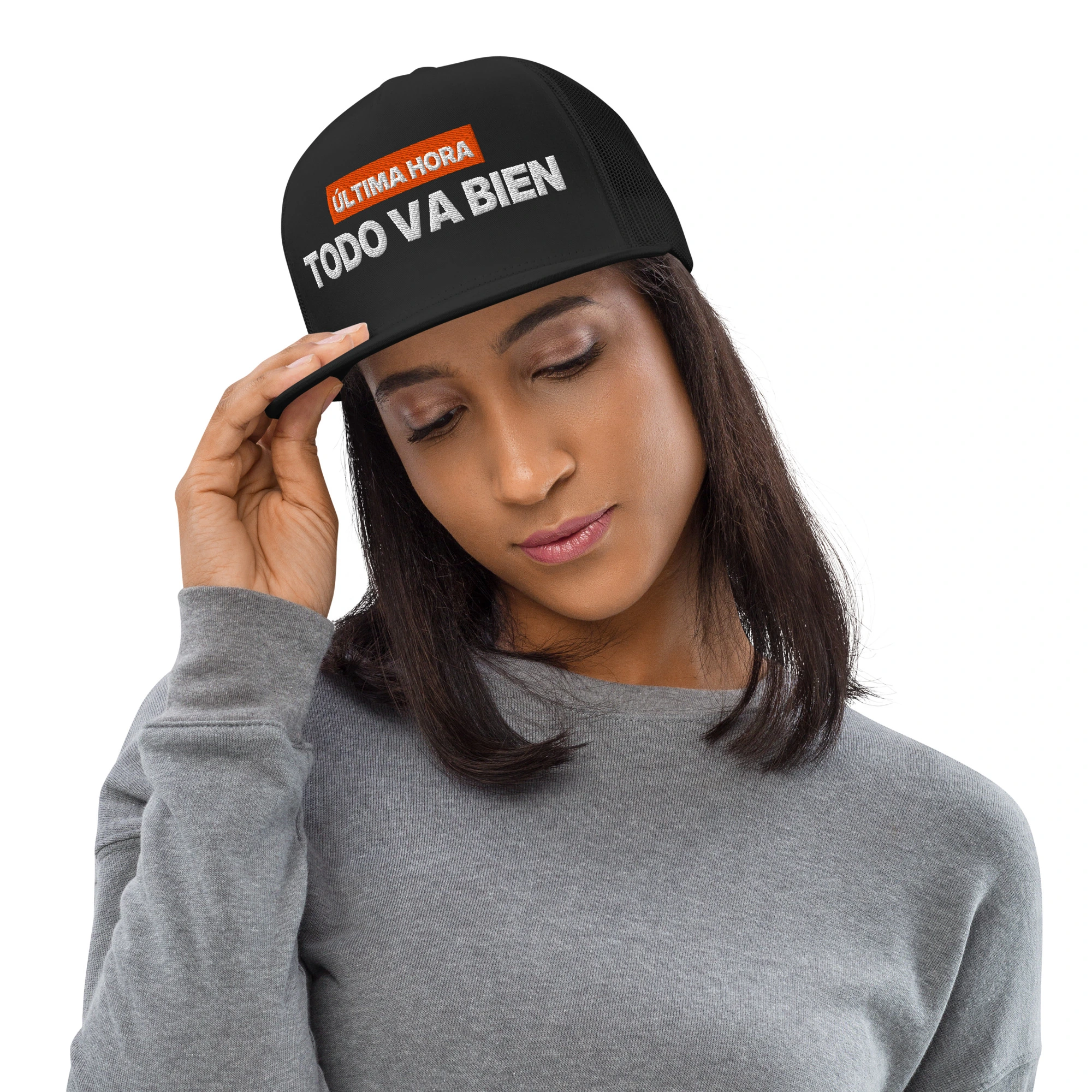 Gorra trucker bordada «Última hora: todo va bien» de GUAY.news en color negro
