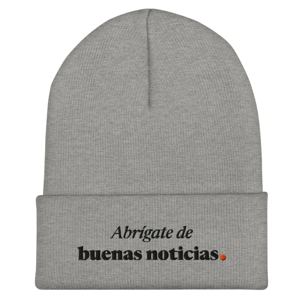 Gorro de invierno bordado «Abrígate de buenas noticias» de GUAY.news en color gris jaspeado