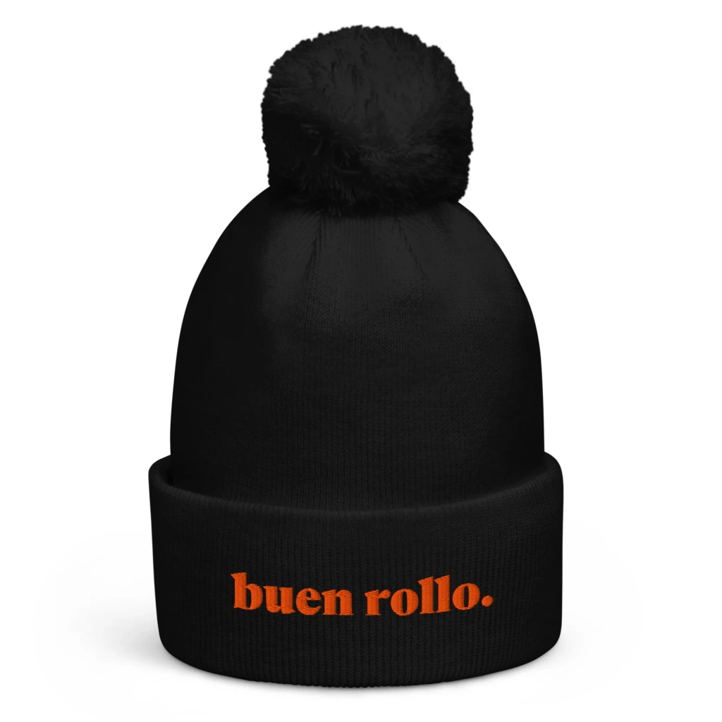 Gorro con pompón bordado «Buen rollo» de GUAY.news en color negro