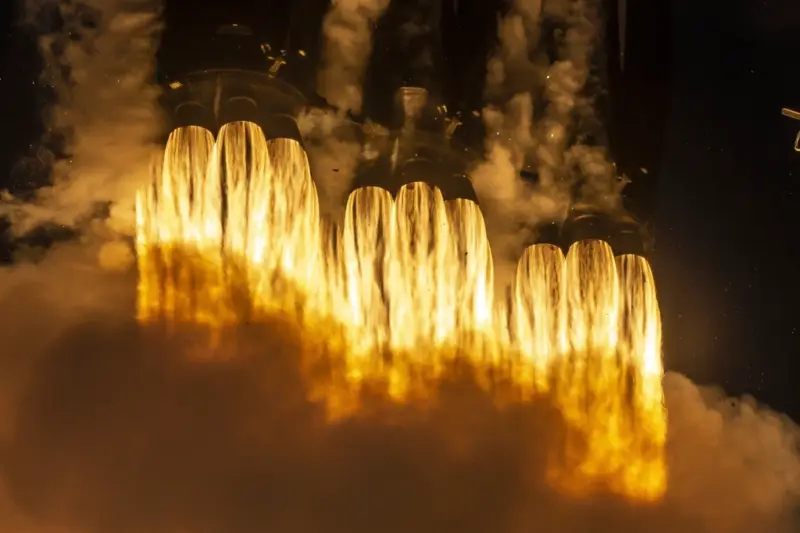 Cohete Starship despegando hacia el cielo dejando una estela de humo.