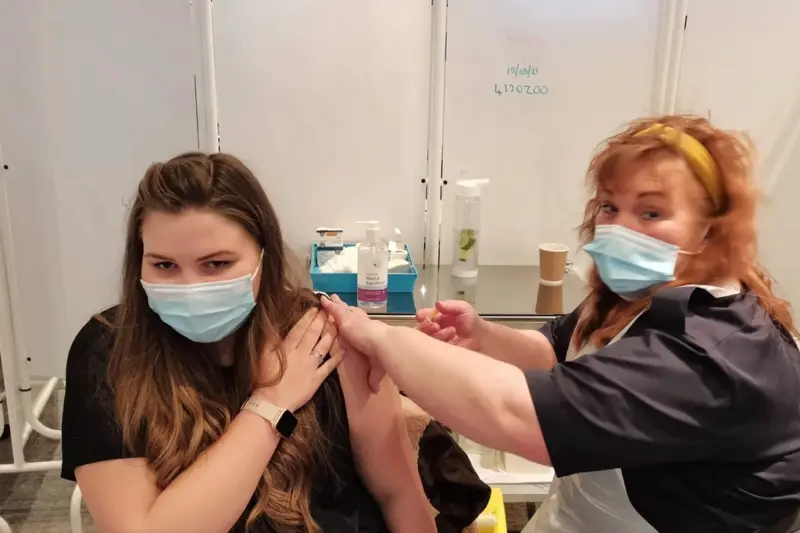 Preparativos de material sanitario para la campaña de vacunación en un centro de salud.