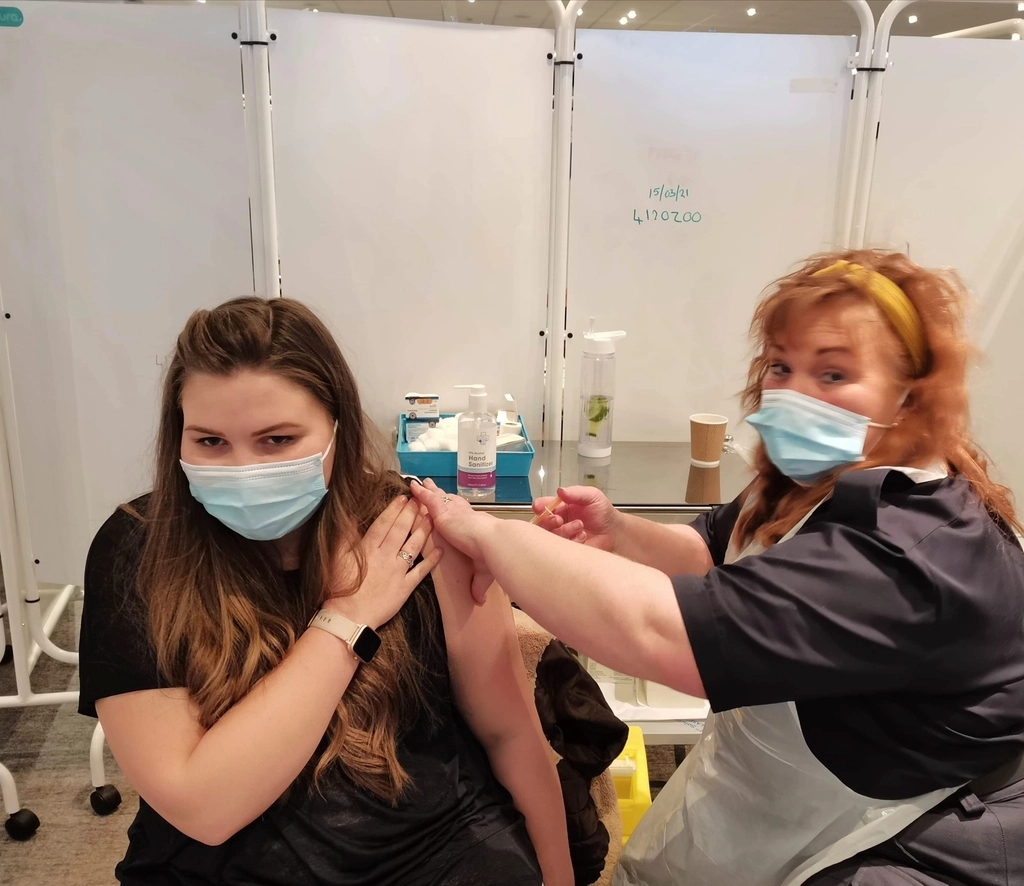 Preparativos de material sanitario para la campaña de vacunación en un centro de salud.