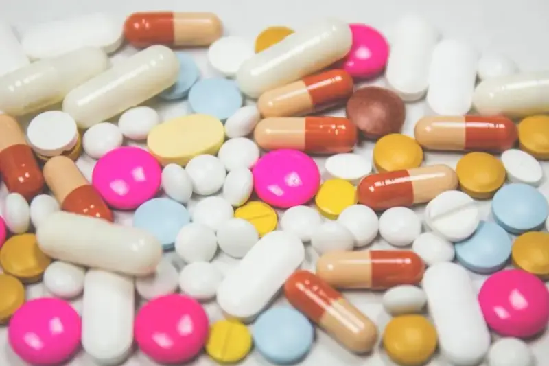 Blíster de medicación sobre una mesa clínica en un entorno luminoso y profesional.