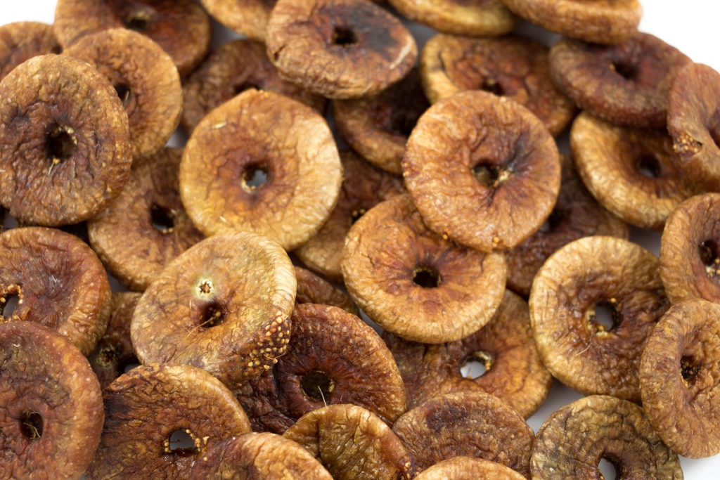 Rodajas de banana fresca sobre una superficie de madera con la pulpa blanca sin signos de oxidación.