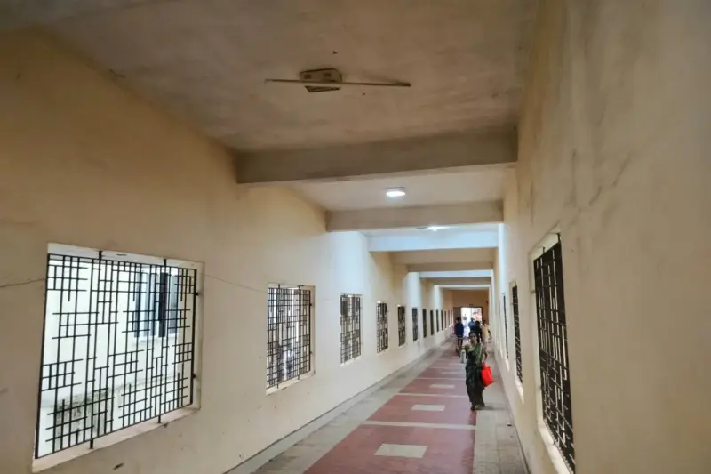 Pasillo de un hospital moderno con iluminación natural y ambiente clínico.