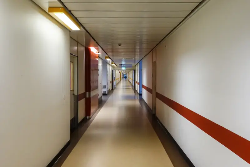 Ilustración de GUAY.news: Vall d’Hebron acompaña a adolescentes en su transición médica