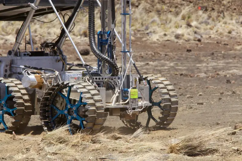 Un rover robótico en pruebas sobre terreno volcánico