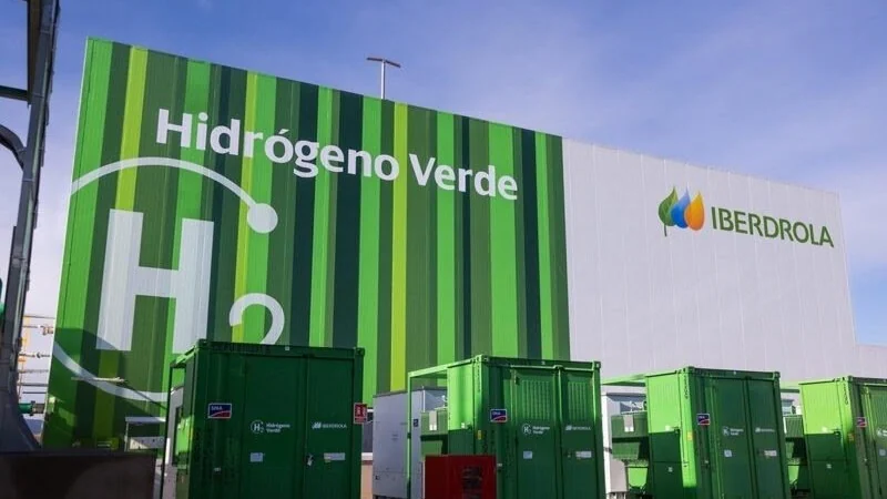 Investigación en laboratorio de la Universidad de Córdoba sobre producción de hidrógeno con paneles y luz solar.
