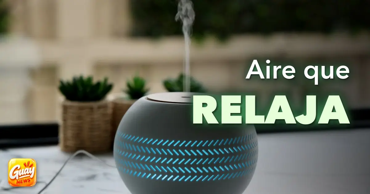 Humidificador difusor de aromaterapia con efecto madera soltando vapor en una estantería