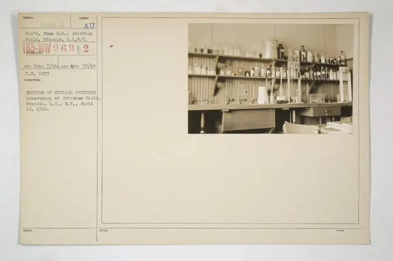 Investigador trabajando en un laboratorio científico con microscopio y material de laboratorio en segundo plano.