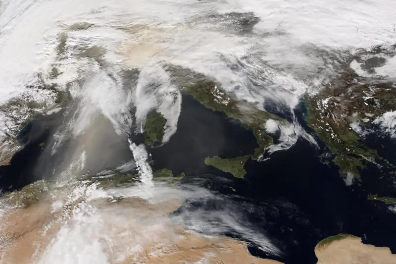 Vista desde el espacio de las corrientes y remolinos marinos en las aguas del mar Mediterráneo