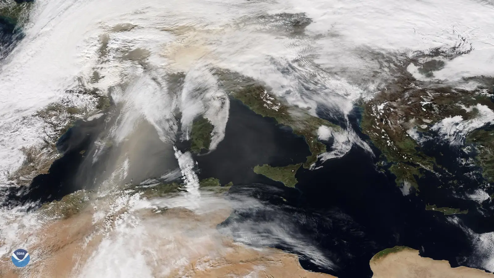 Vista desde el espacio de las corrientes y remolinos marinos en las aguas del mar Mediterráneo