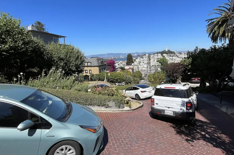 Coches bajando por las curvas de la Lombard Street de San Francisco