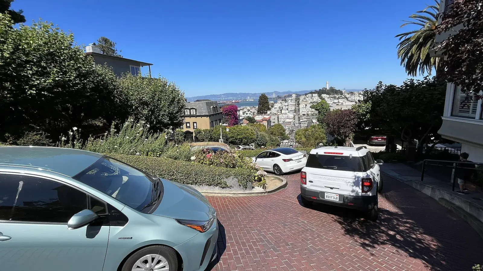 Coches bajando por las curvas de la Lombard Street de San Francisco