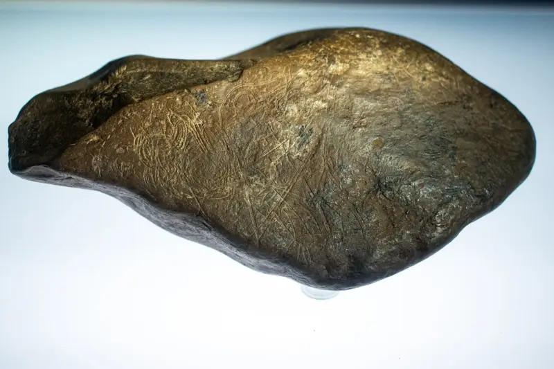 Piedra grabada hallada en la cueva de Abauntz, en Navarra
