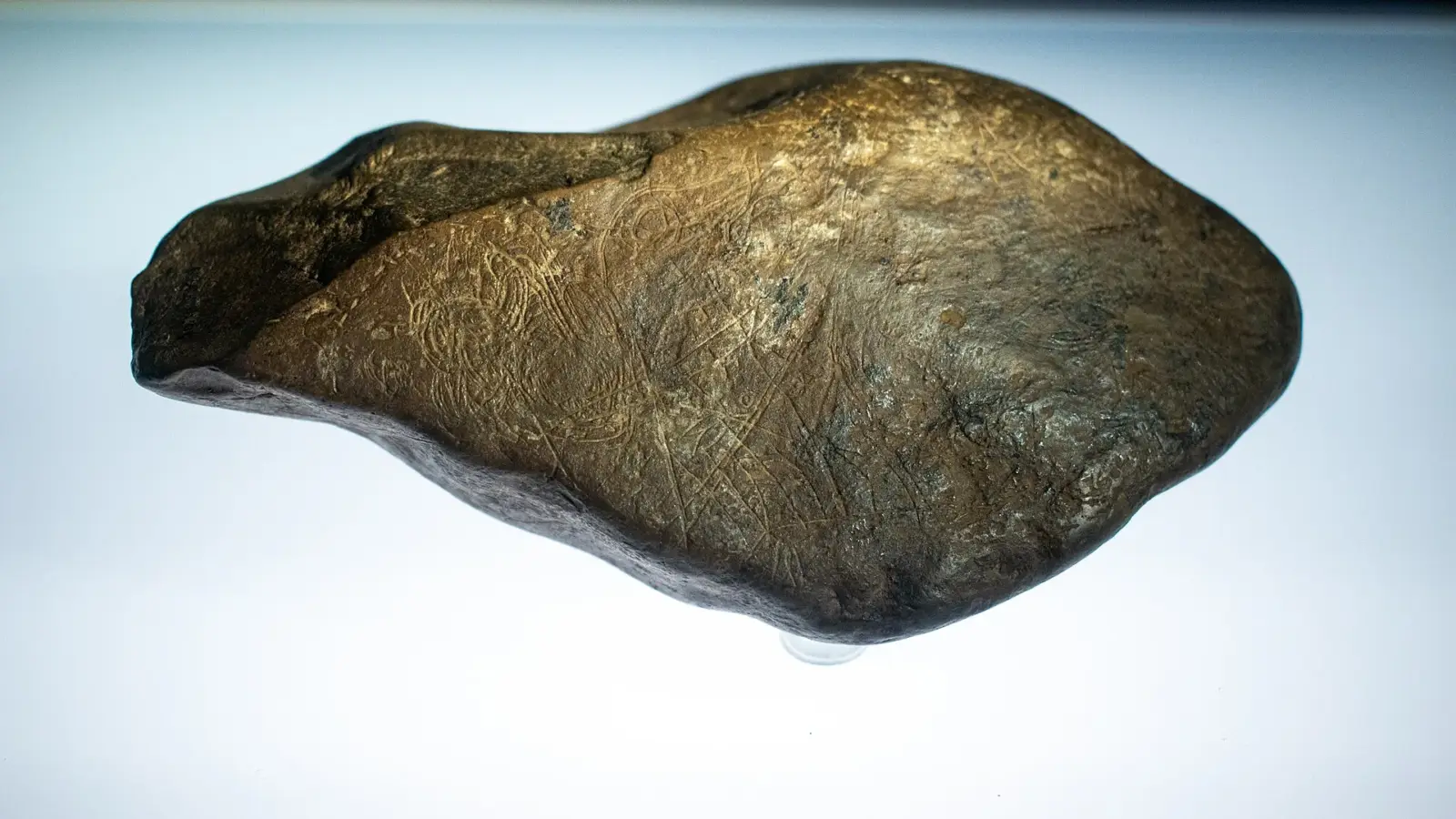 Piedra grabada hallada en la cueva de Abauntz, en Navarra