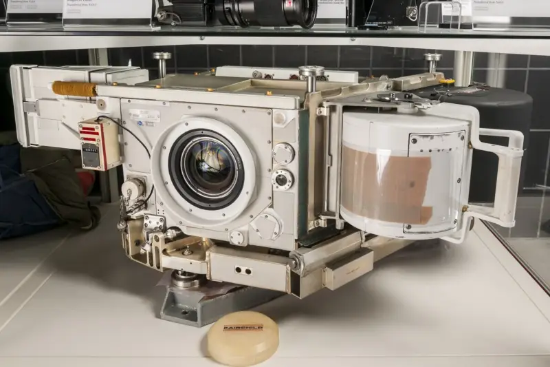 Pantalla con datos científicos y texturas de la superficie lunar en un centro de control espacial.